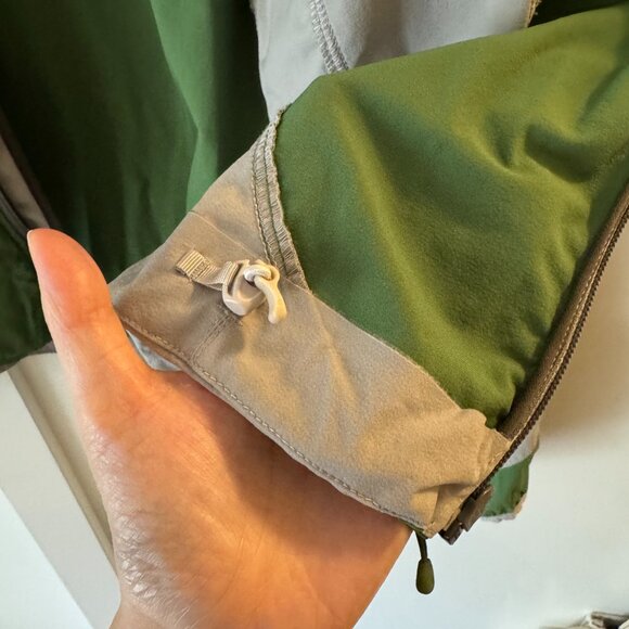 MEC Mountain Equipment Co-op Medium Windbreaker - Picture 11 of 12